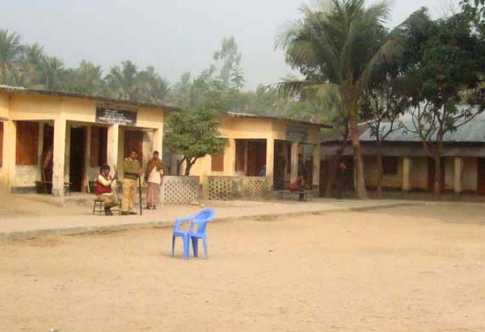 নাটোরে প্রায় ভোটারবিহীন নির্বাচন চলছে